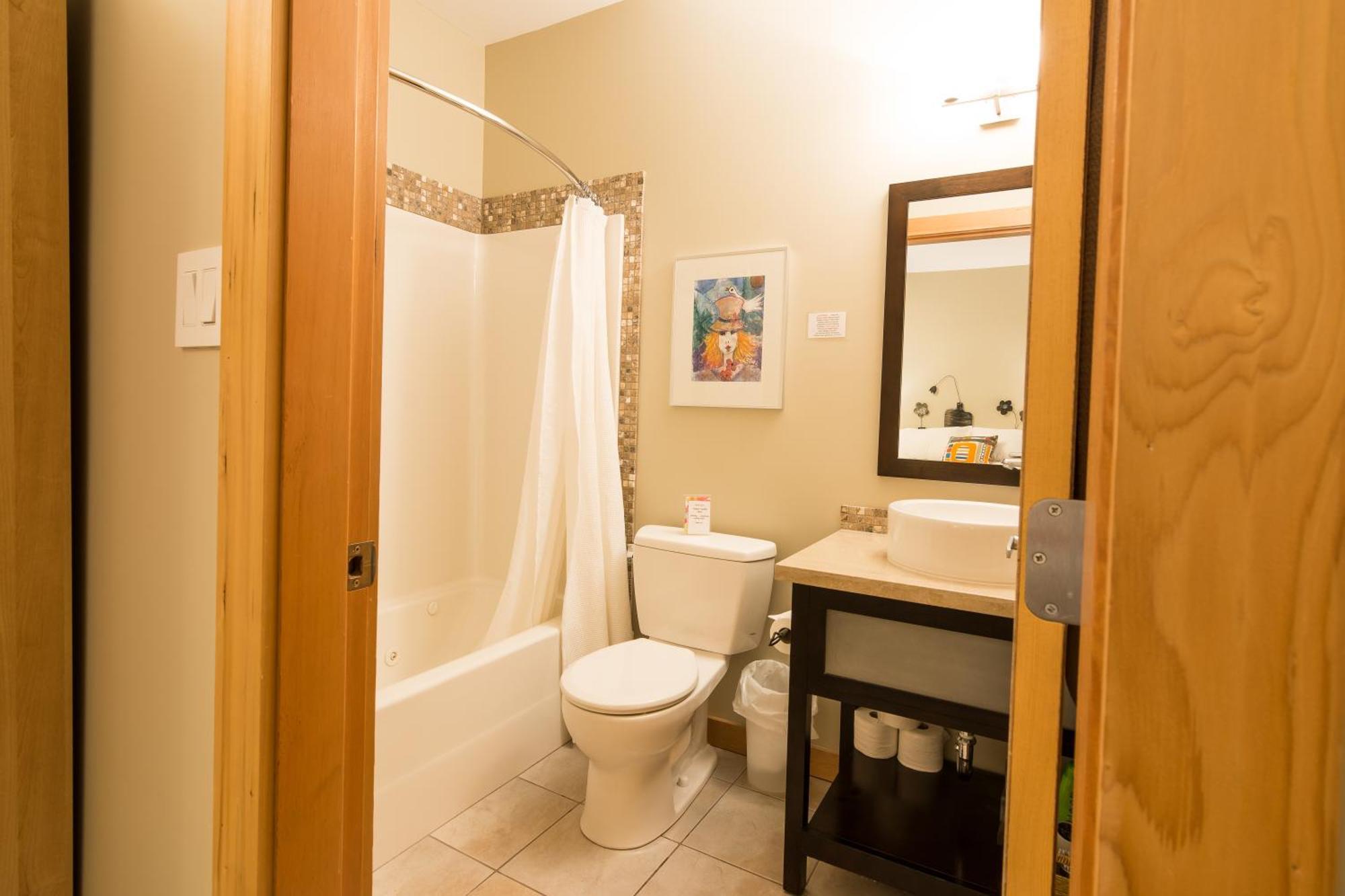 Cormier'S Studio Guest Suites Penticton Exteriör bild