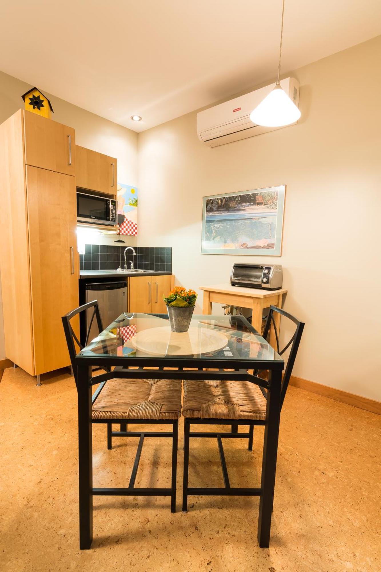 Cormier'S Studio Guest Suites Penticton Exteriör bild