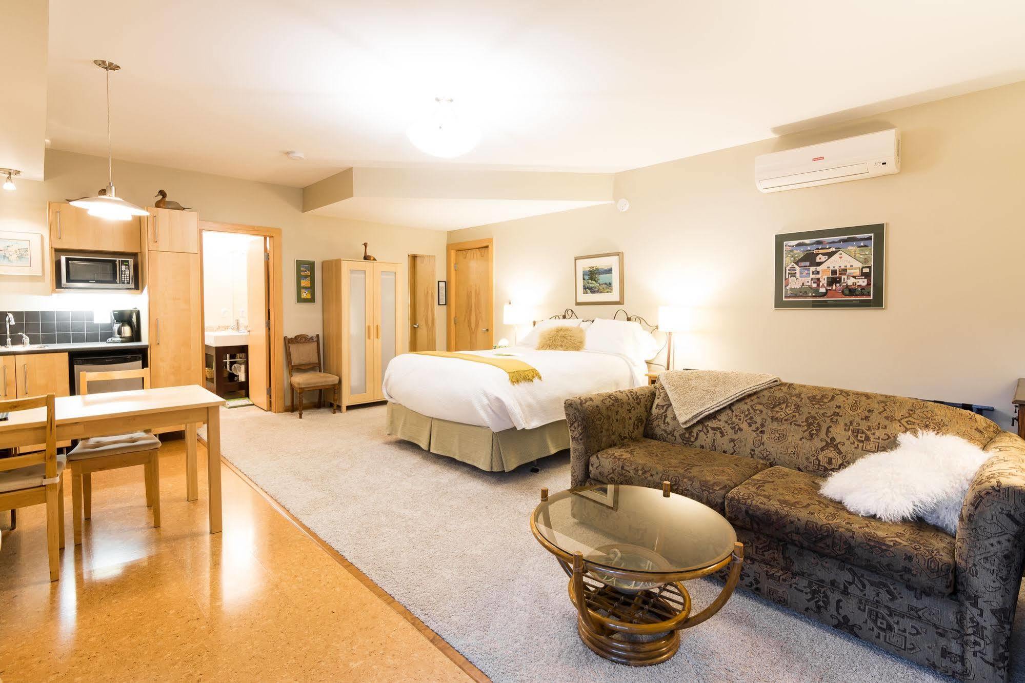 Cormier'S Studio Guest Suites Penticton Exteriör bild