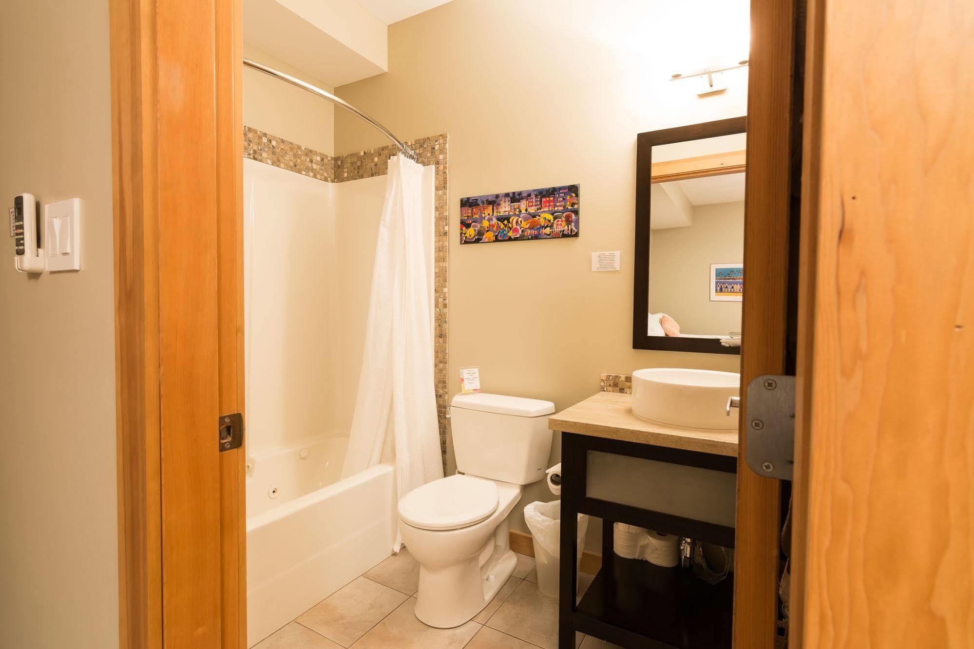 Cormier'S Studio Guest Suites Penticton Exteriör bild