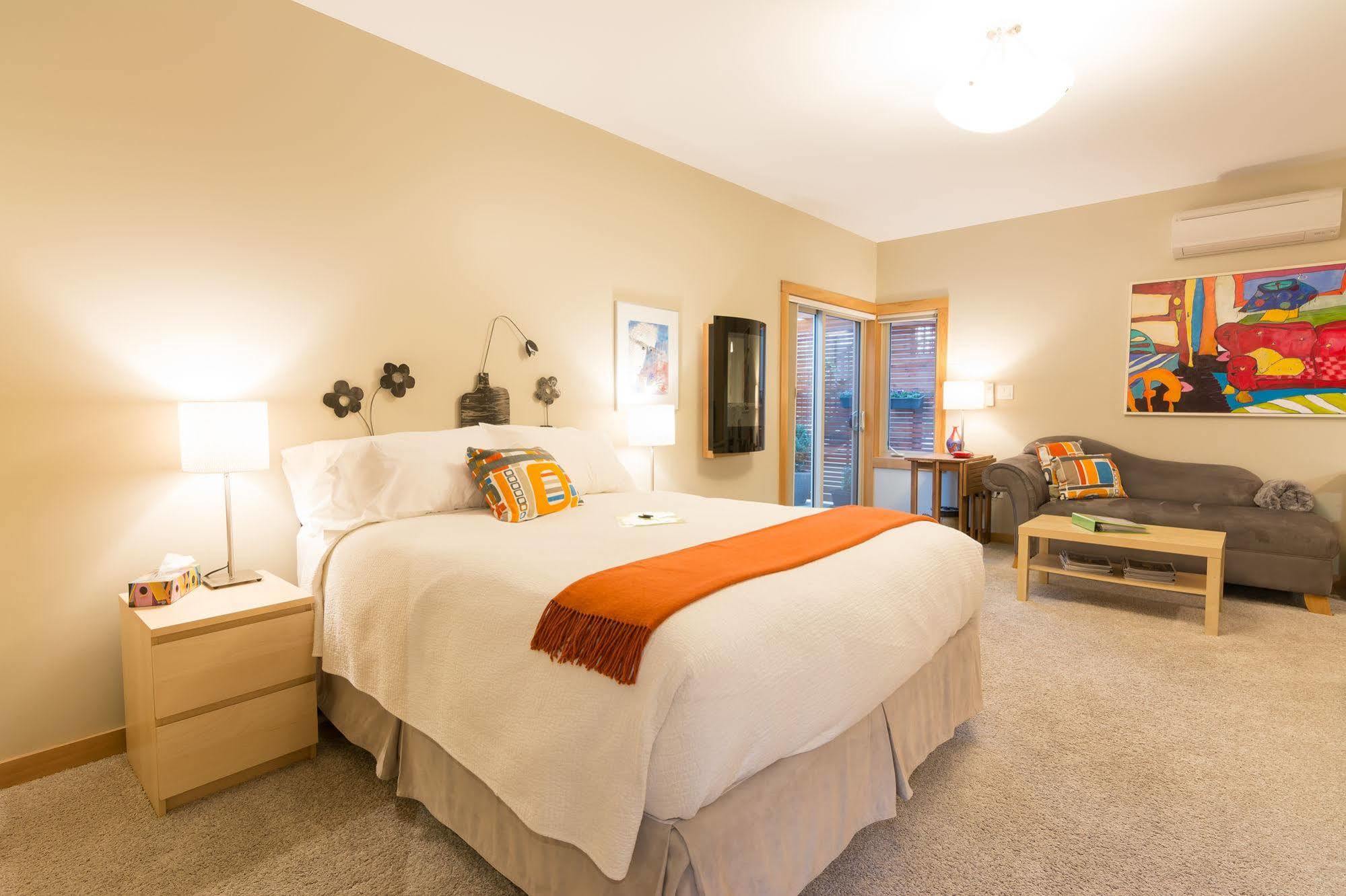 Cormier'S Studio Guest Suites Penticton Exteriör bild