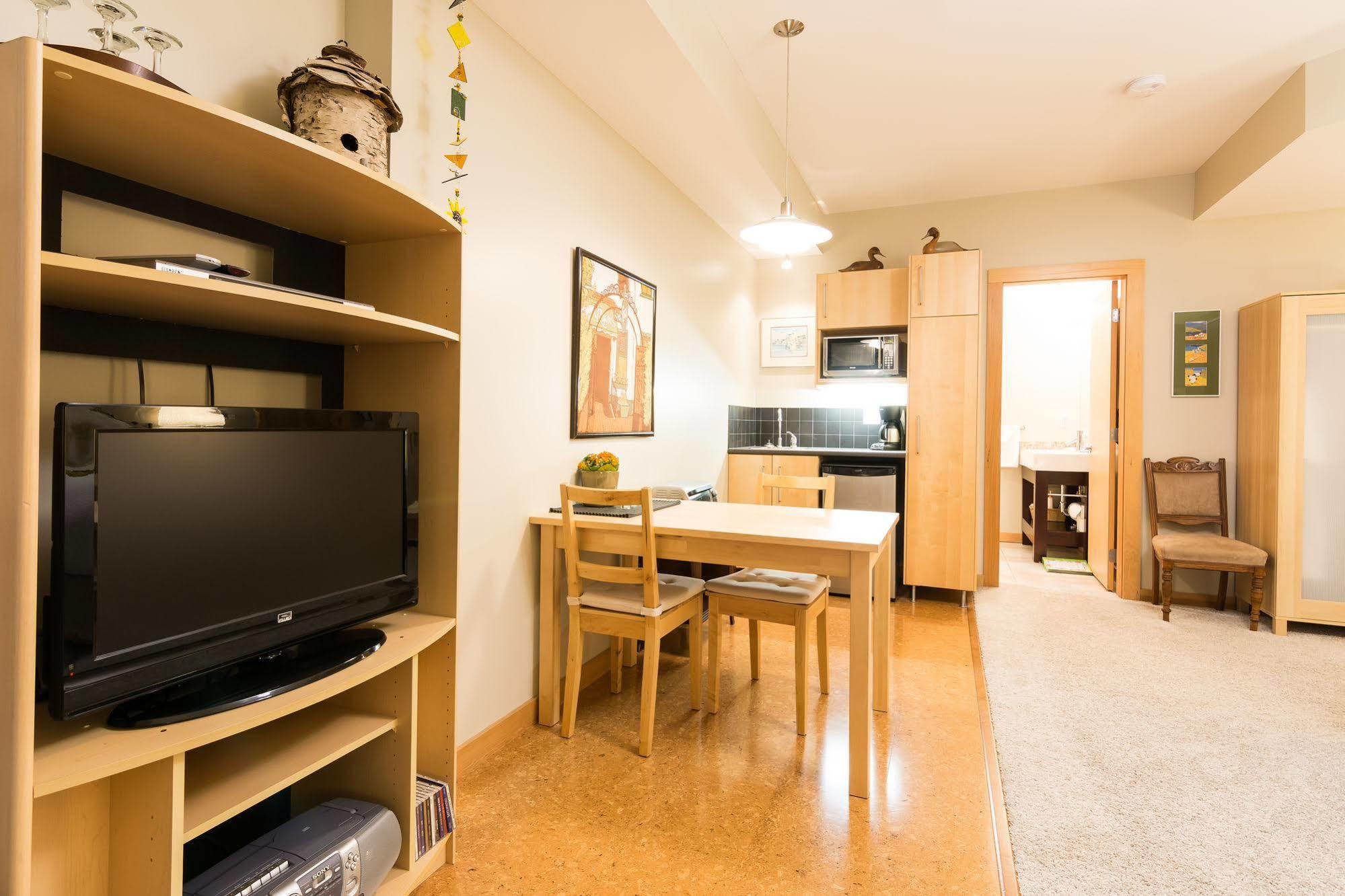 Cormier'S Studio Guest Suites Penticton Exteriör bild