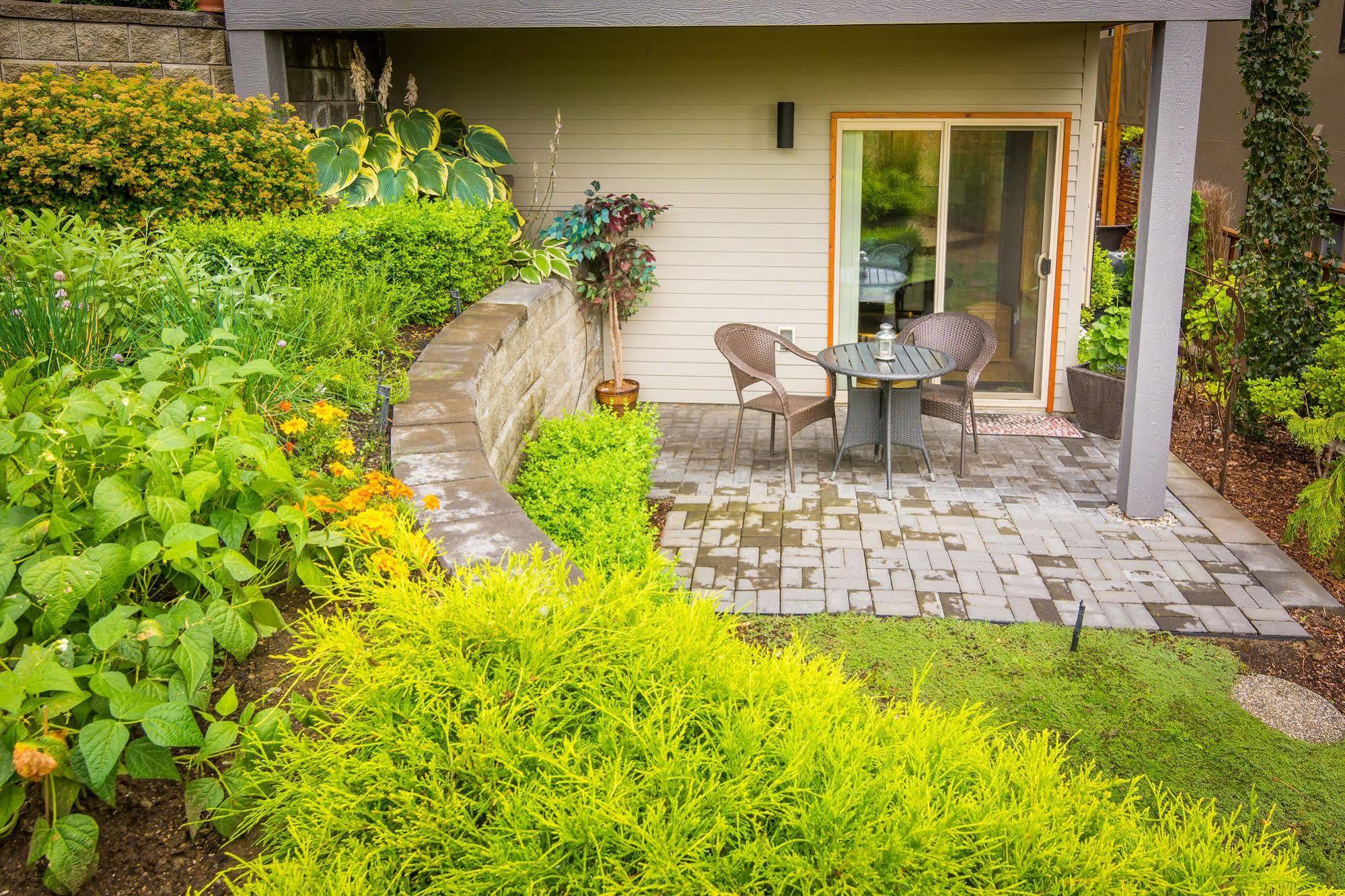 Cormier'S Studio Guest Suites Penticton Exteriör bild